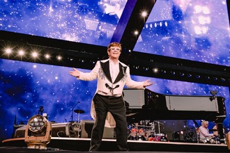 Elton John recauda millones con su gira