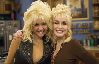 Miley Cyrus llora la muerte de Dolly Parton