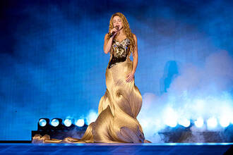 Shakira cierra su residencia en Madrid con Pausini