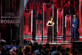 Rosalía triunfa en Miami con tres premios Billboard